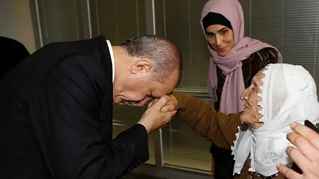 Erdoğan 105 yaşındaki Fikriye ninenin elini öptü