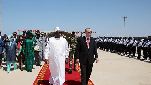 Erdoğan Senegal'den resmi törenle uğurlandı