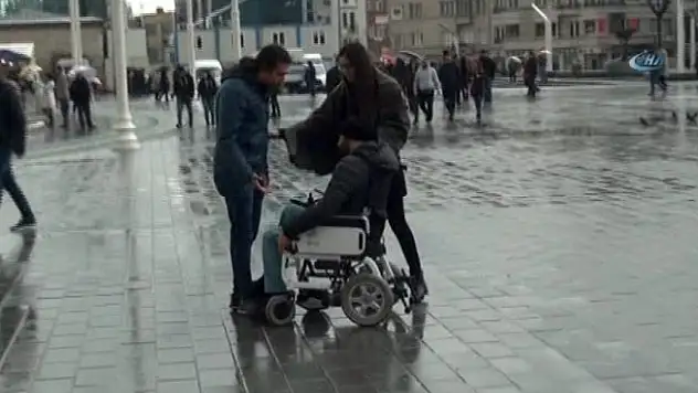 Erkek şiddetine engelli vatandaş müdahale etti
