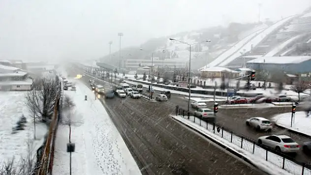 Erzurum'da kar kalınlığı 20 santimetreye ulaştı
