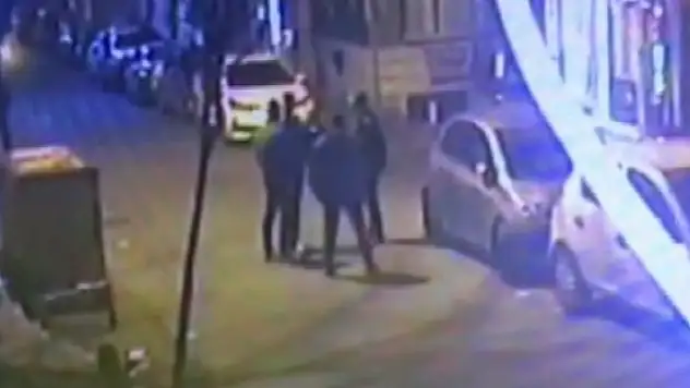 Fatih'te bıçaklı kavga kamerada
