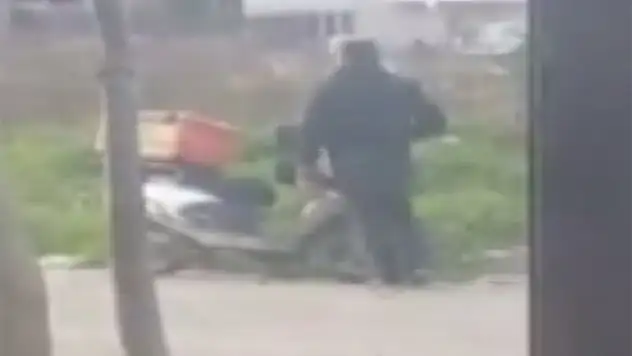 Fırsatçı motosiklet hırsızı kamerada