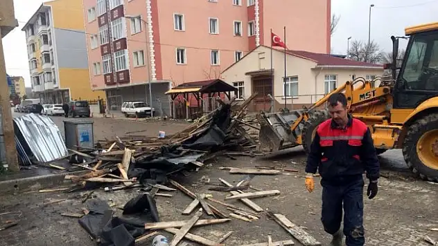 Fırtına yıktı geçti