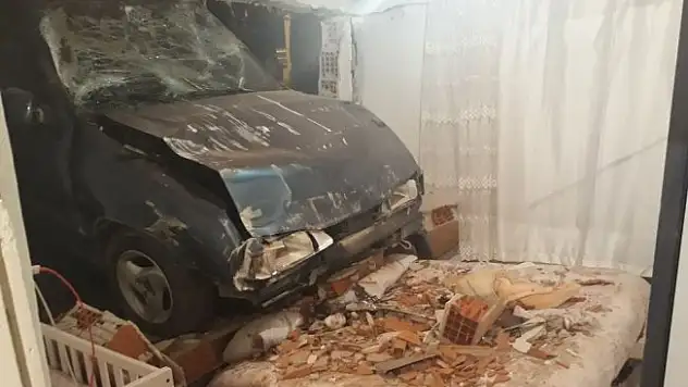 Freni boşalan otomobil yatak odasına girdi