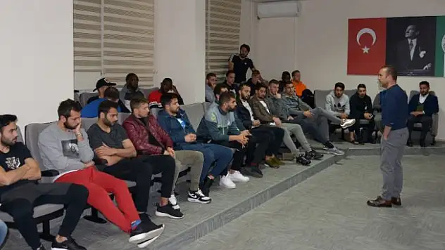 Futbolcular ve personelle vedalaştı