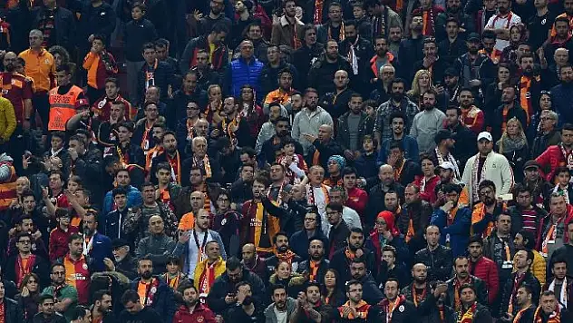 Galatasaraylı taraftarlardan ikinci yarı için alkış desteği