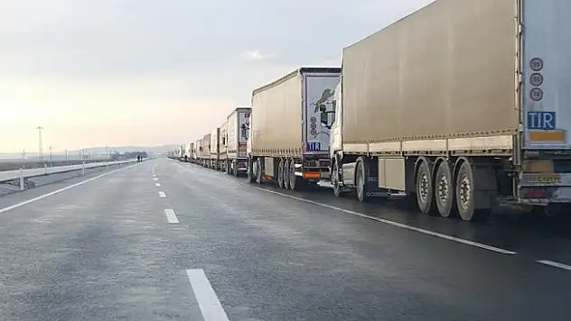 Gümrük kapısında ucu gözükmeyen  tır kuyruğu
