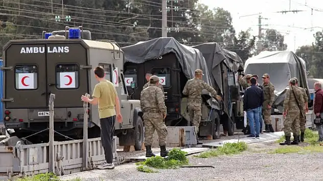 Hatay'da sınıra askeri sevkiyat sürüyor
