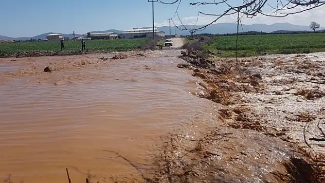Hatay'da yağmur yolları ulaşıma kapattı