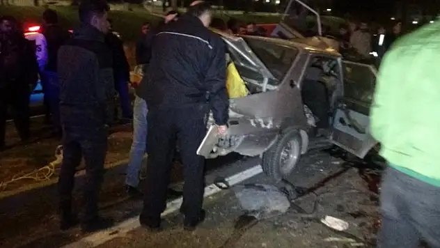 İki araç kafa kafaya çarpıştı: 1 ölü, 1 yaralı