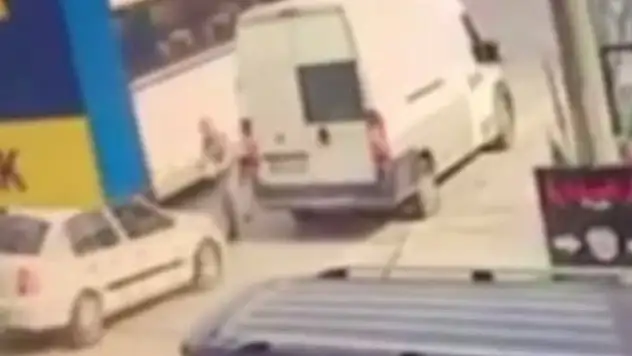 İki aracın arasında feci şekilde sıkıştı