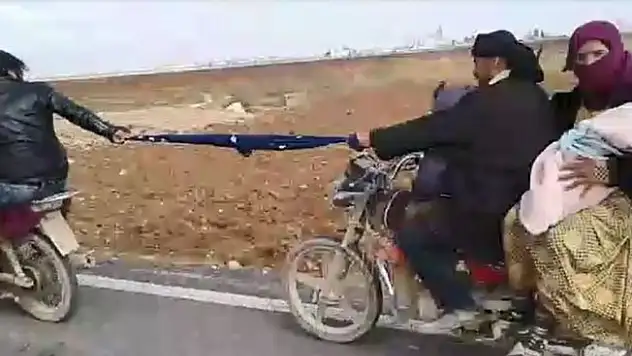 Şanlıurfa'da İki motosikletli eşarbı halat yapıp yol aldı