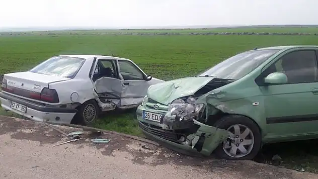 İki otomobil çarpıştı: 5'i öğretmen 7 yaralı