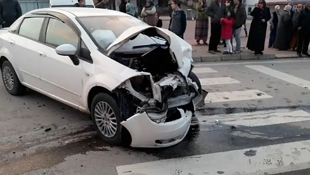 İki otomobil kafa kafaya çarpıştı: 1'i ağır 4 yaralı