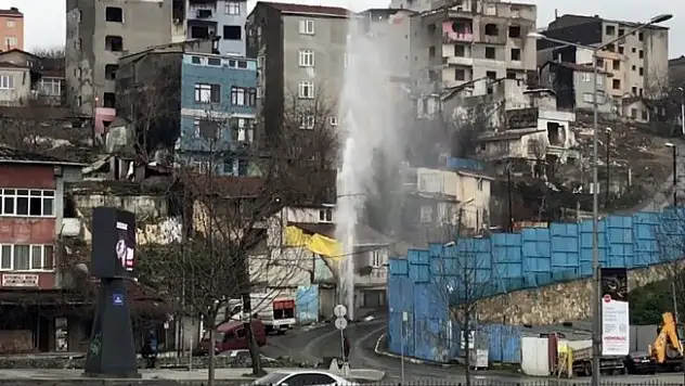 İsale borusundan yükselen su evlerin boyunu geçti