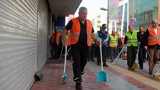 İşçiler iş bıraktı, temizliği başkan yaptı