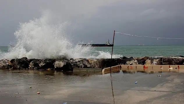 İskenderun'da fırtına körfezi taşırdı