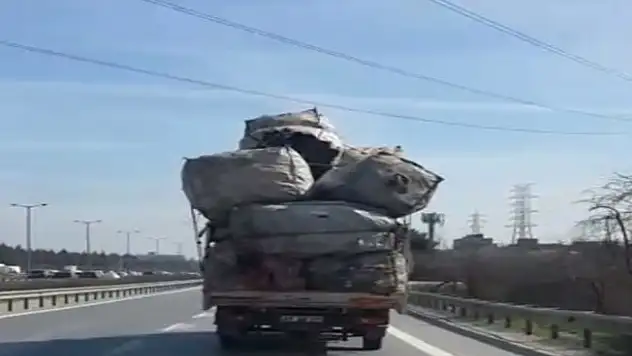 İstanbul'da aşırı yüklü kamyon tehlike saçtı