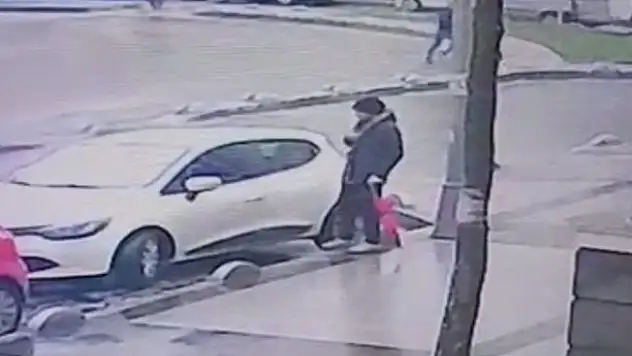 İstanbul'da 'pembe şemsiyeli hırsız' kamerada