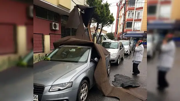 İstanbul'da şiddetli lodos çatıları uçurdu