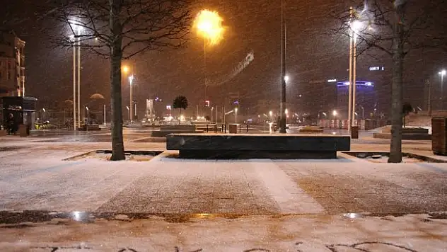 İstanbullular güne beyaz örtü ile uyandı