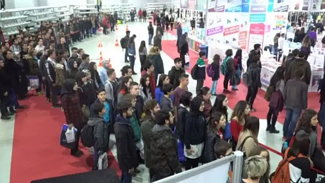 İstiklal Marşı'nı duyar duymaz saygı duruşuna geçtiler