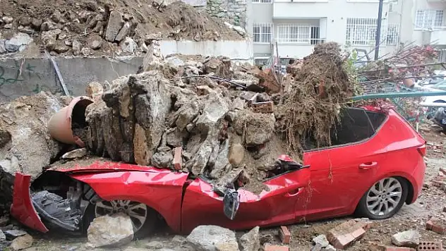 İstinat duvarı çöktü: 2 araç enkaz altında kaldı