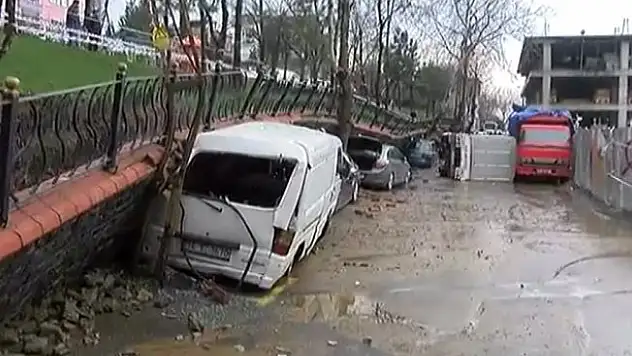 İstinat duvarı otomobillerin üzerine çöktü
