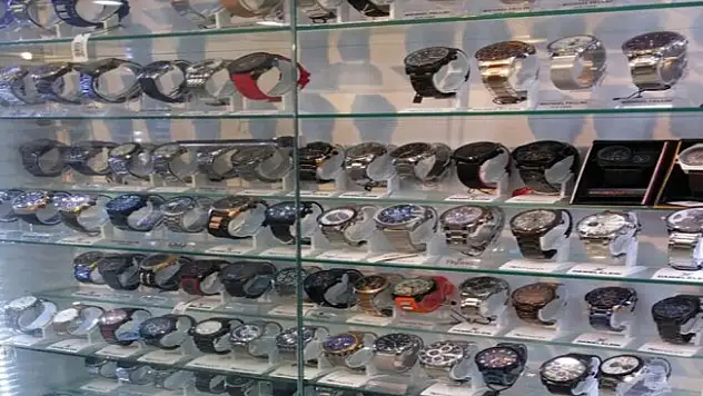İşyerine polis baskını: 1 milyon liralık kaçak ürüne el konuldu