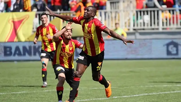 İzmir'de sahne Demba Ba'nın