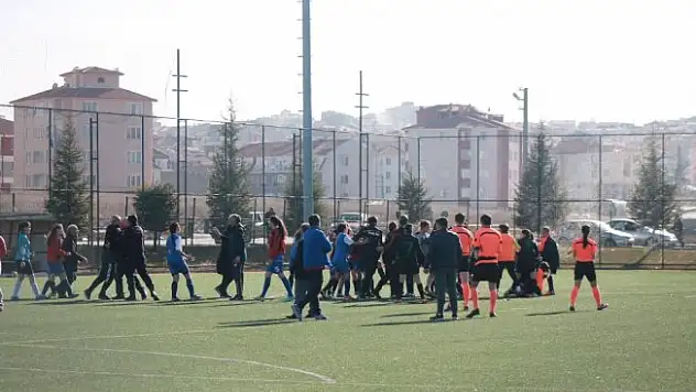 Kadın futbolcuya erkek antrenörden saldırı