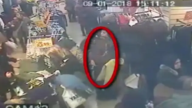 Kadın hırsız hemcinsinin cüzdanını böyle çaldı