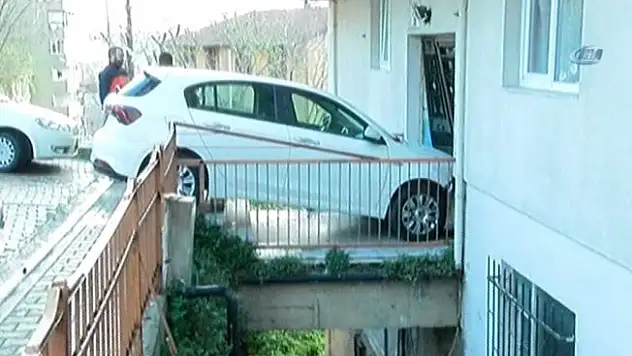 Kadın sürücü apartmana daldı