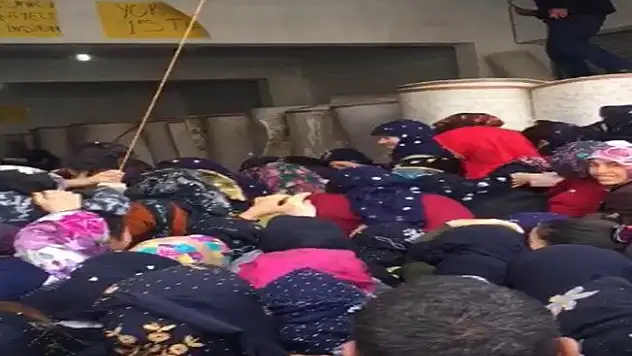 Kadınların izdihamında korku dolu anlar