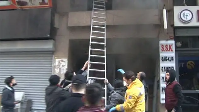 Kağıthane'de yangın: Çok sayıda işçi mahsur kaldı