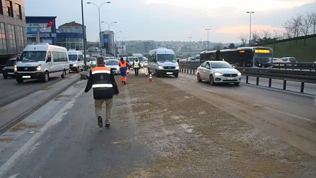 Kamyona yüklü trafo yola devrildi, trafik yoğunluğu oluştu