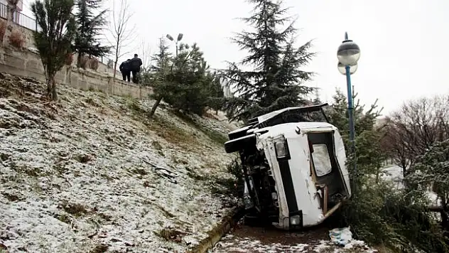 Kamyonet parka düştü: 2'si çocuk 3 yaralı