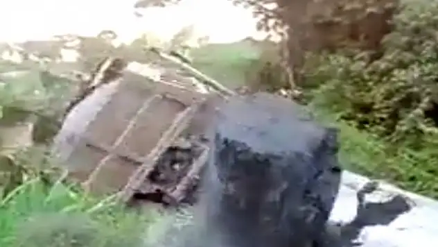 Kamyonun ağırlığına dayanamayan köprü çöktü