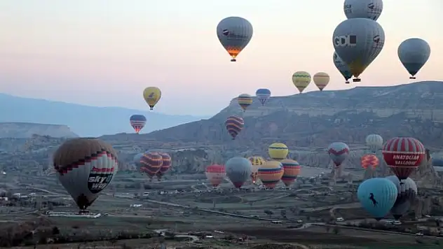 Kapadokya'da yer turist gök balon dolu