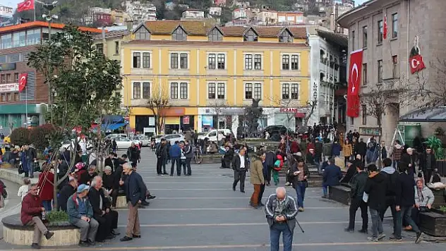 Kar beklerken parklara akın etti.