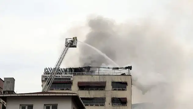 Karaköy'de gökyüzünü dumanlar kapladı