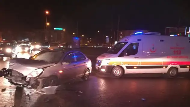 Kocaeli'de iki otomobil çarpıştı: 4 yaralı