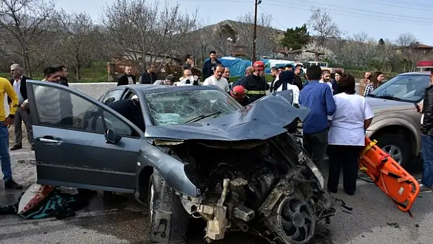 Kontrolden çıkan otomobil refüje çarptı: 1 ölü, 1 yaralı