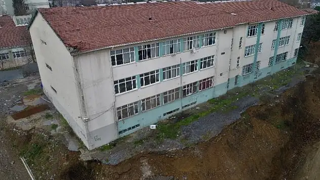 Korkutan manzara: Lisede eğitim sürüyor !