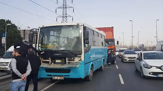 Küçükçekmece'de tır, özel halk otobüsüne çarptı: 15 yaralı