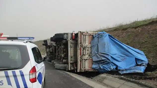 Kuzey Marmara Otoyolu'nda tır yan yattı