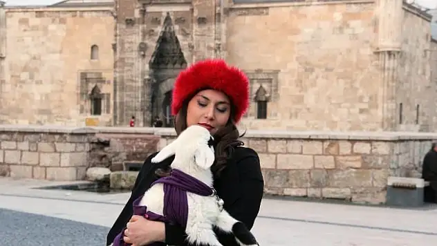 Kuzuyu evinde 'bebek' gibi besliyor