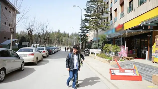 Lodos nedeniyle üzerine tabela devrilen genç kız yaralandı