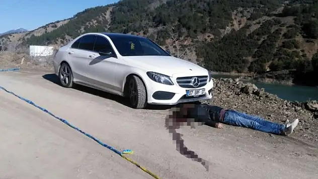 Lüks araç yakınında pompalı ölüm