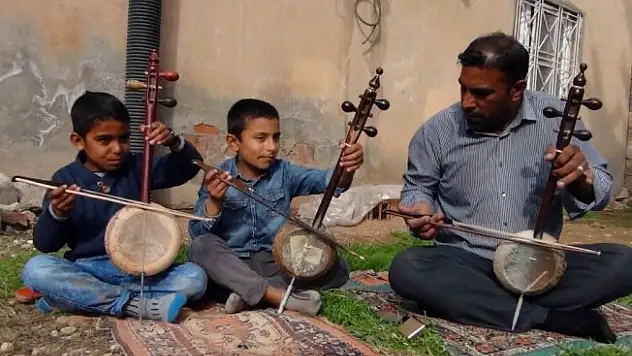 Mardin'de yaşayan kemençeci aile
